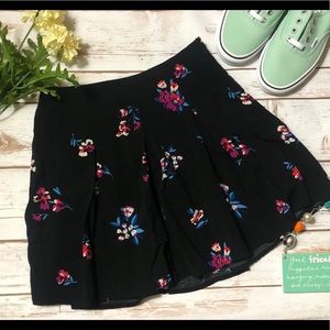 Forever 21 floral skater skirt 👌🏻💐